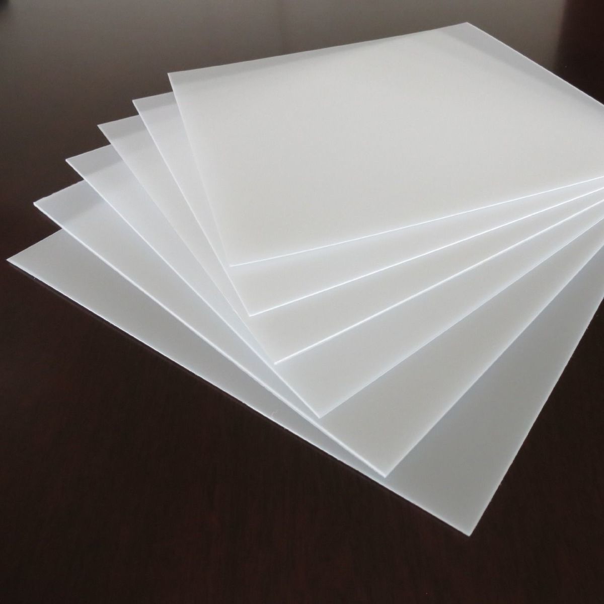 Ultra transparentes Acrylboard: klar, stark und vielseitig für moderne Projekte